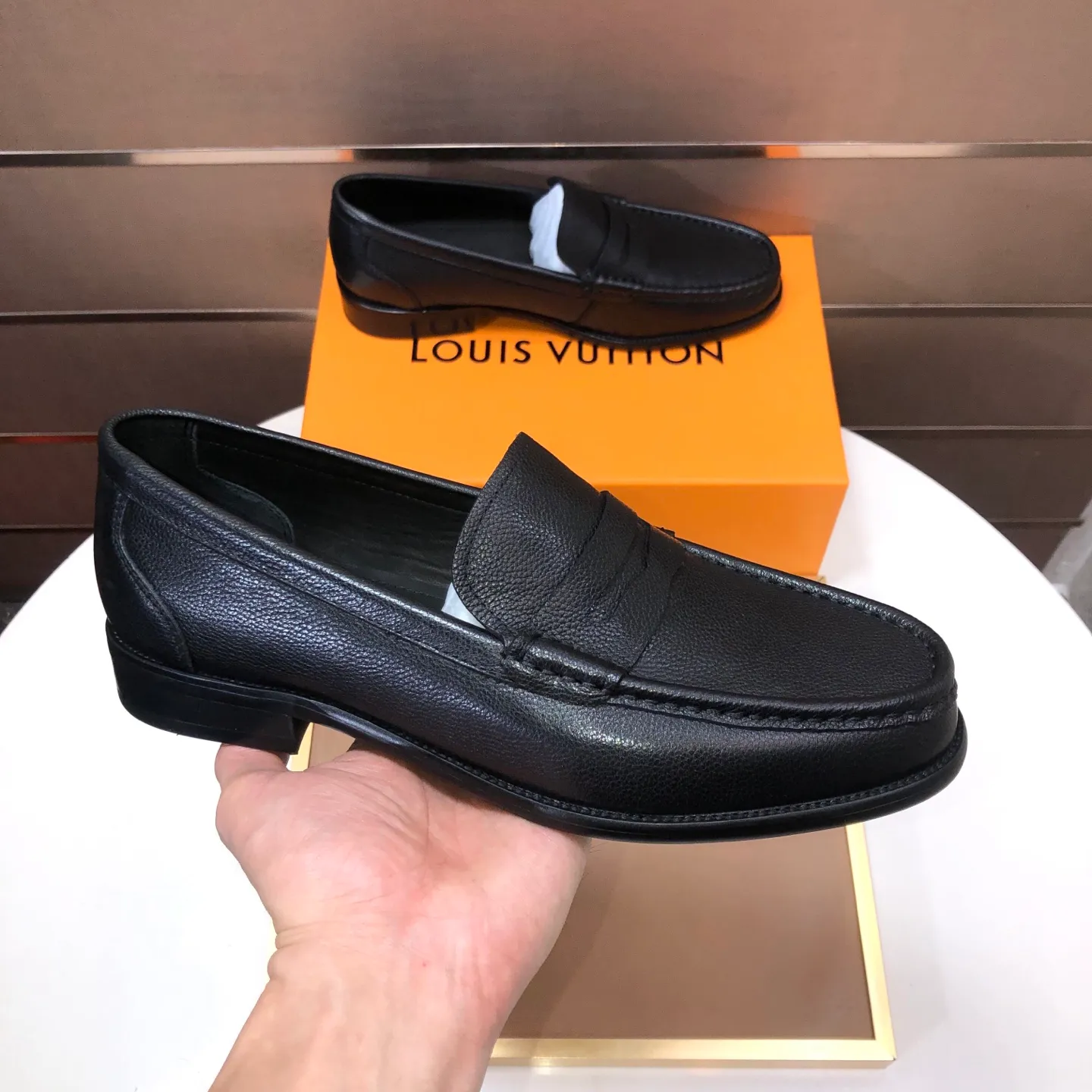 Men's men's shoes💰540💰[LV] (original single cowhide lining)🍀LV's latest genuine leather business suit shoes are available on the official website at the same time. The first-layer cowhide imported from Italy is made of heavy gold, and the official website has a 1:1 rubber outsole. Versatile to wear, high-end without losing class, and the color combination is extraordinary. This four-season style is alluring when worn on your feet, showing off your big-name flair. Standard code 38-45 (45 customized)